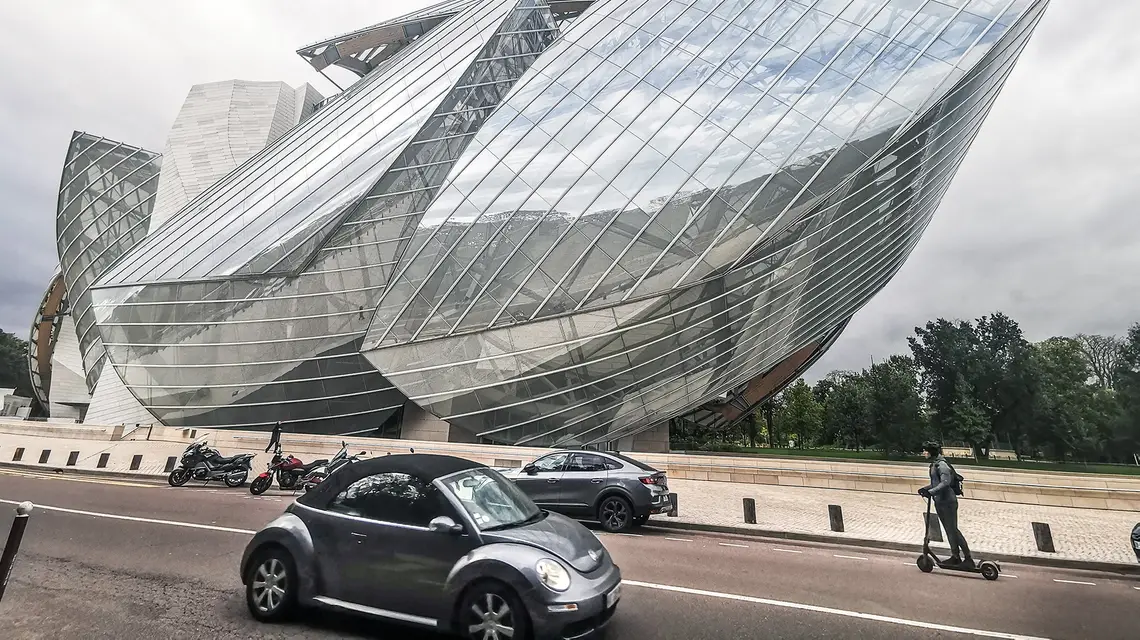 Budynek Fundacji Louis ­Vuitton. Paryż, wrzesień 2024 r. // Fot. Marek Zalejski