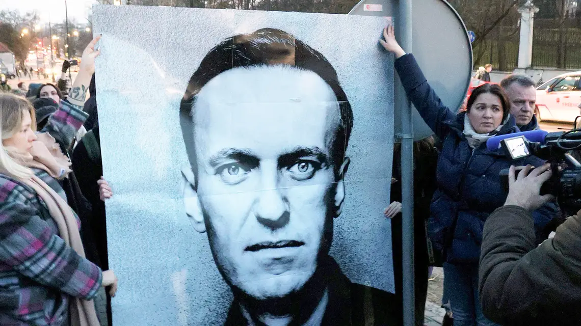 Protest przed rosyjską ambasadą po śmierci Aleksieja Nawalnego. Warszawa, 16 lutego 2024 r. // Fot. Paweł Wodzyński / East News
