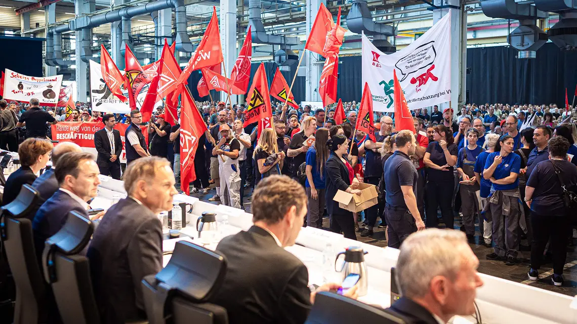 Pracownicy koncernu protestują przed walnym zgromadzeniem akcjonariuszy firmy przeciwko likwidacji fabryk Volkswagena w Niemczech. Wolfsburg, 4 września 2024 r. // Fot. Moritz Frankenberg / AFP / East News