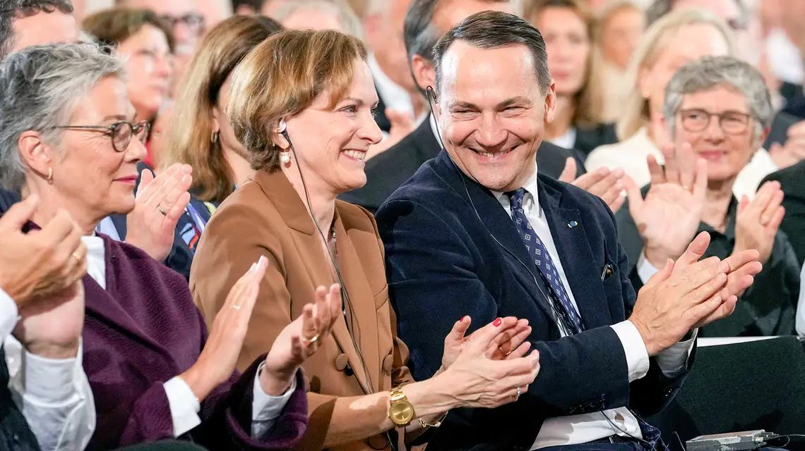 Radosław Sikorski i jego żona Anne Applebaum podczas ceremonii wręczenia Pokojowej Nagrody Niemieckiej Książki dla Applebaum. Frankfurt, 20 października 2024 r. // Fot. Martin Meissner / Reuters / Forum