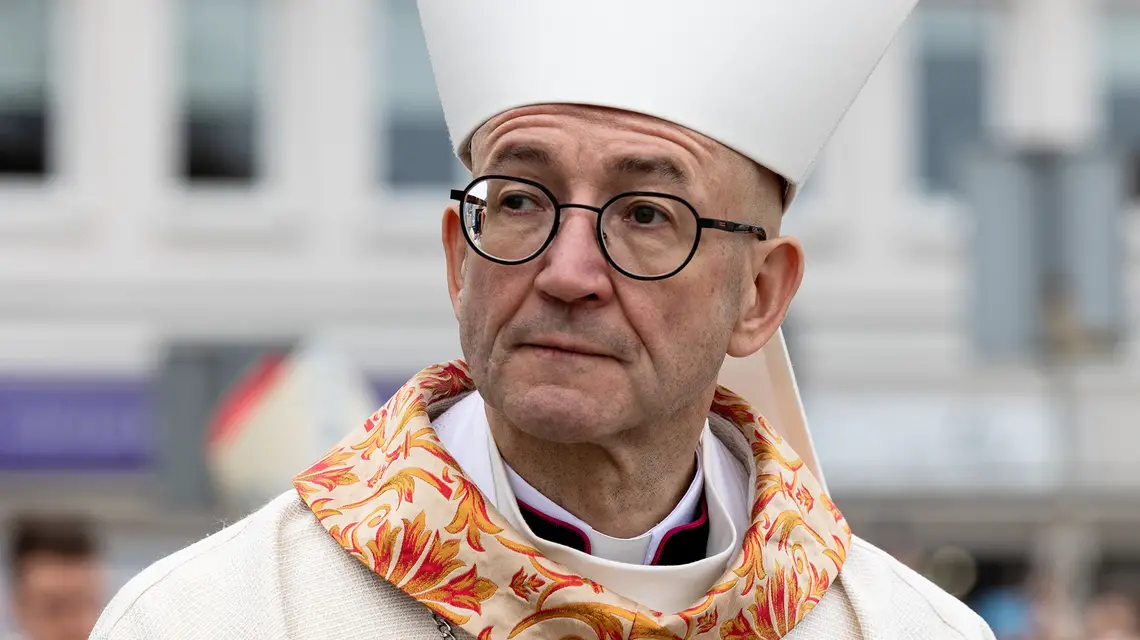 Arcybiskup Adrian Galbas podczas inauguracji nawiedzenia Obrazu Jasnogórskiego w archidiecezji czestochowskiej. Wieluń, 6 kwietnia 2024 r. // Fot. Karol Porwich / East News