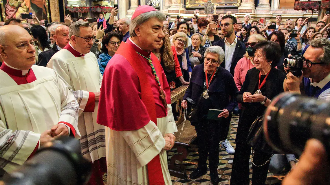 Abp Domenico Battaglia z wiernymi w katedrze w Neapolu, maj 2023 r. // Fot. ZUMA Press / Alamy / BE&W