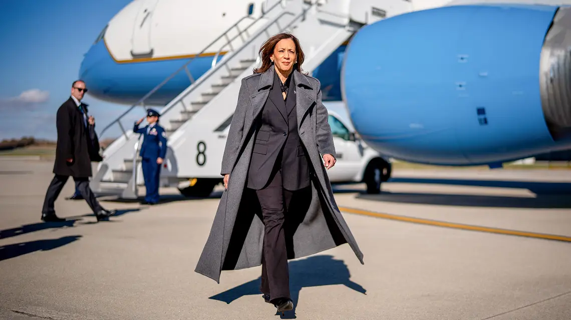 Kamala Harris na lotnisku w Madison w stanie Wisconsin. 1 listopada 2024 r. // Fot. Andrew Harnik / Getty Images