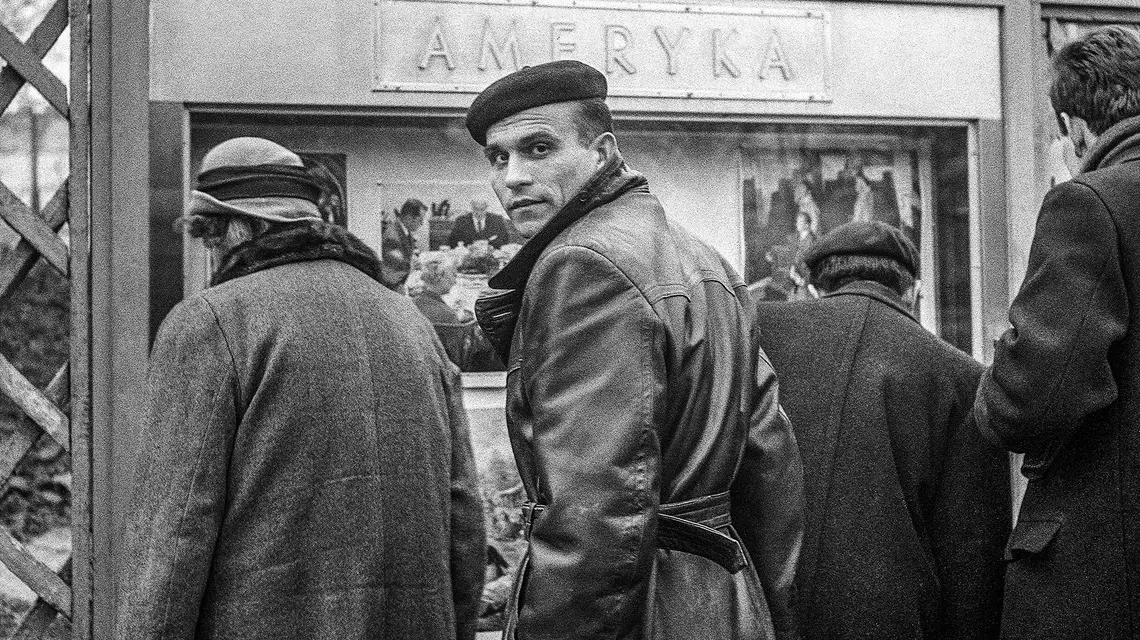 Ryszard Kapuściński przy gablocie eksponującej czasopismo „Ameryka” przed powstającym budynkiem ambasady USA w Warszawie, 1962 r. // Fot. Janusz Sobolewski / Forum