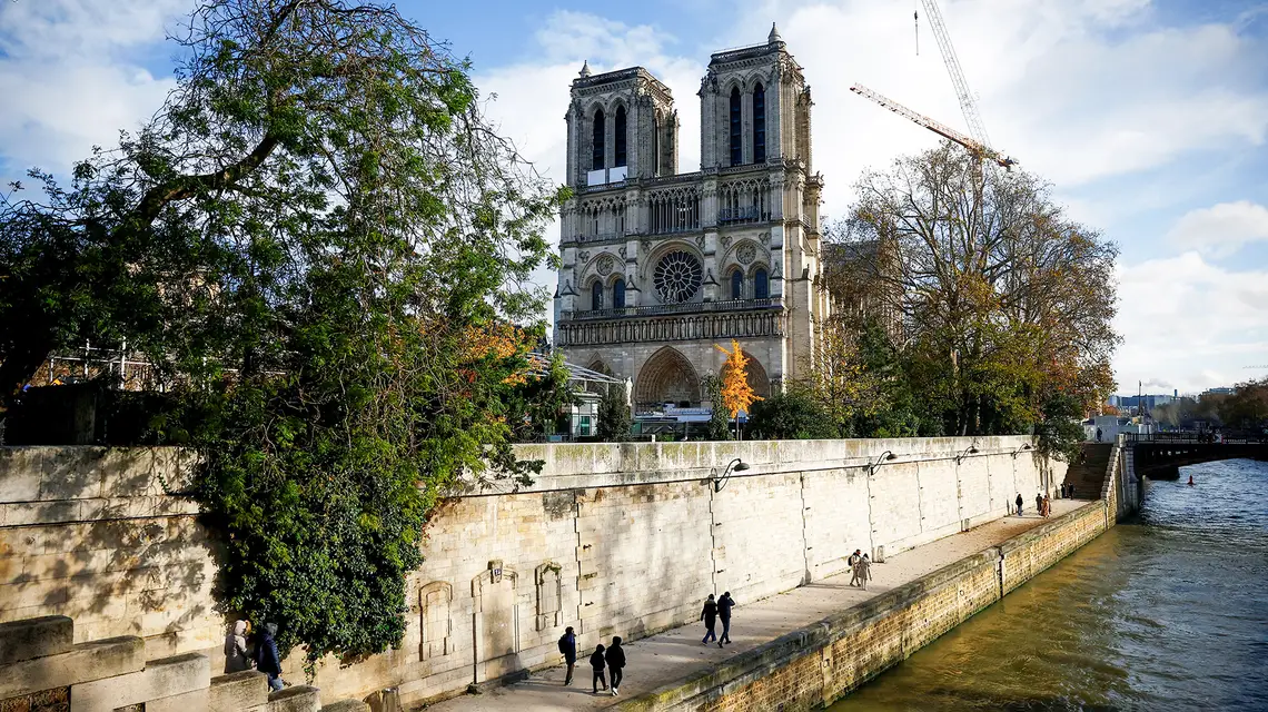 Jeszcze pracują dźwigi pod katedrą Notre Dame. Paryż, 22 listopada 2024 r. // Sarah Meyssonnier / Reuters / Forum
