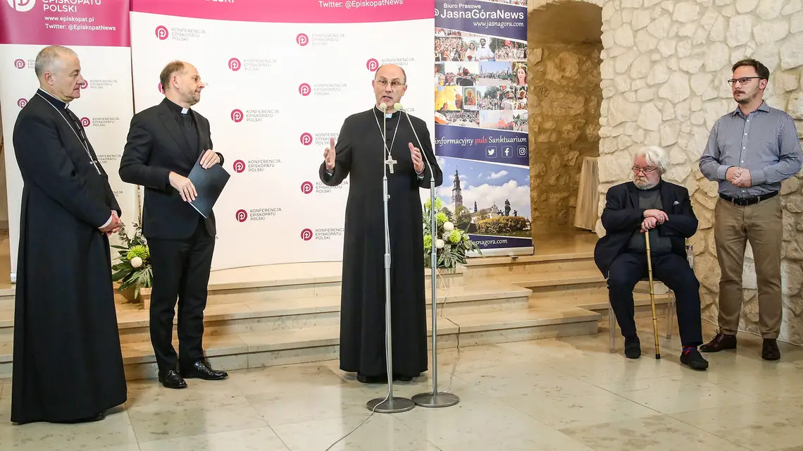 Briefing prasowy po spotkaniu biskupów z skrzywdzonymi w Kościele. Od lewej: bp Artur Ważny, ks. Leszek Gęsiak, rzecznik prasowy KEP, abp Wojciech Polak, Robert Fidura i Jakub Pankowiak, Jasna Góra, 19 listopada 2024 r. // Fot. BP KEP / materiały prasowe