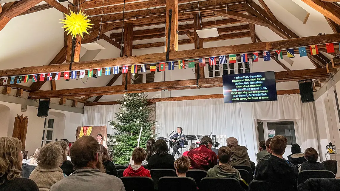 Międzynarodowa społeczność charyzmatycznych chrześcijan (Wolny Kościół Ewangelikalny) zbiera się w Herrnhut od lat 70., choć oficjalnie zarejestrowana została jako stowarzyszenie w 1999 r. Wierni spotkają się w wyremontowanym przez siebie budynku dawnego szpitala. Na zdjęciu widoczna też wieloramienna gwiazda herrnhucka. Boże Narodzenie 2022 r. // Fot. Paulina Model