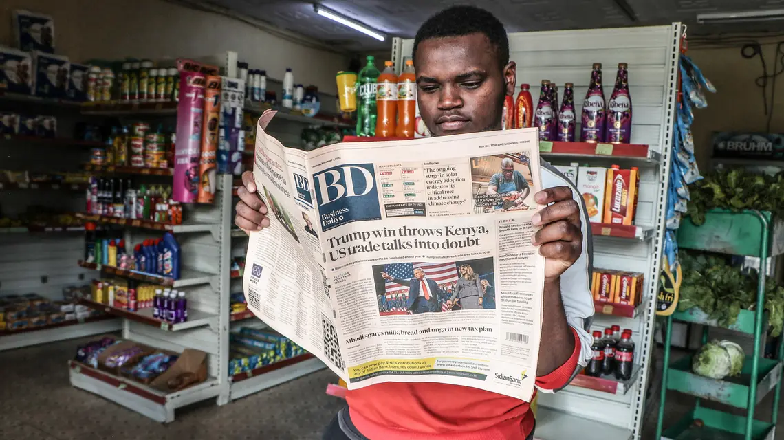 „Zwycięstwo Trumpa stawia pod znakiem zapytania kenijsko-amerykańskie rozmowy handlowe” – tytuł w gazecie „Business Daily”. Nakuru, Kenia, 7 listopada 2024 r. // Fot. James Wakibia / SOPA Images / Getty Images