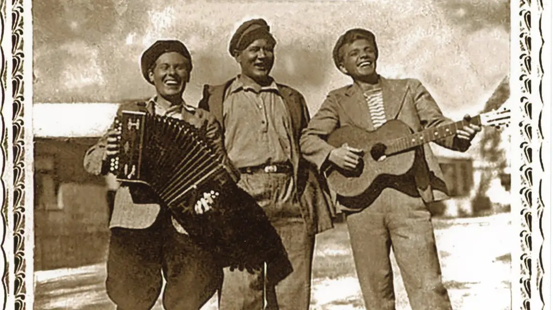 Szczęśliwe życie sowieckich górników – pocztówka z kadrem z filmu „Wielkie życie”, 1939 r. // Domena publiczna 