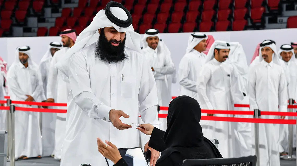 Głosujący w plebiscycie w sprawie zmian w konstytucji dotyczących zniesienia wyborów. Doha, Katar, 5 listopada 2024 r. // Fot. Noushad Thekkayil / NurPhoto / AFP / East News