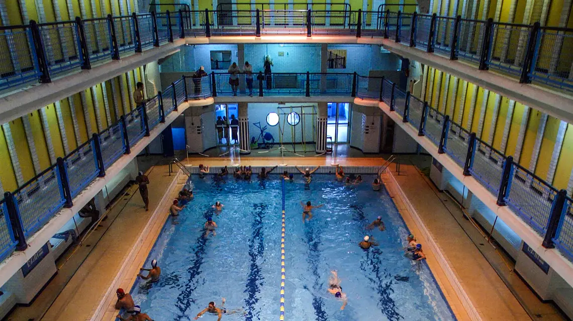 Piscine Les Amiraux - zabytkowa pływalnia z lat 20. XX w. na Montmartrze, Paryż, 2003 r. // Fot. JEAN-PIERRE MULLER / AFP / EAST NEWS