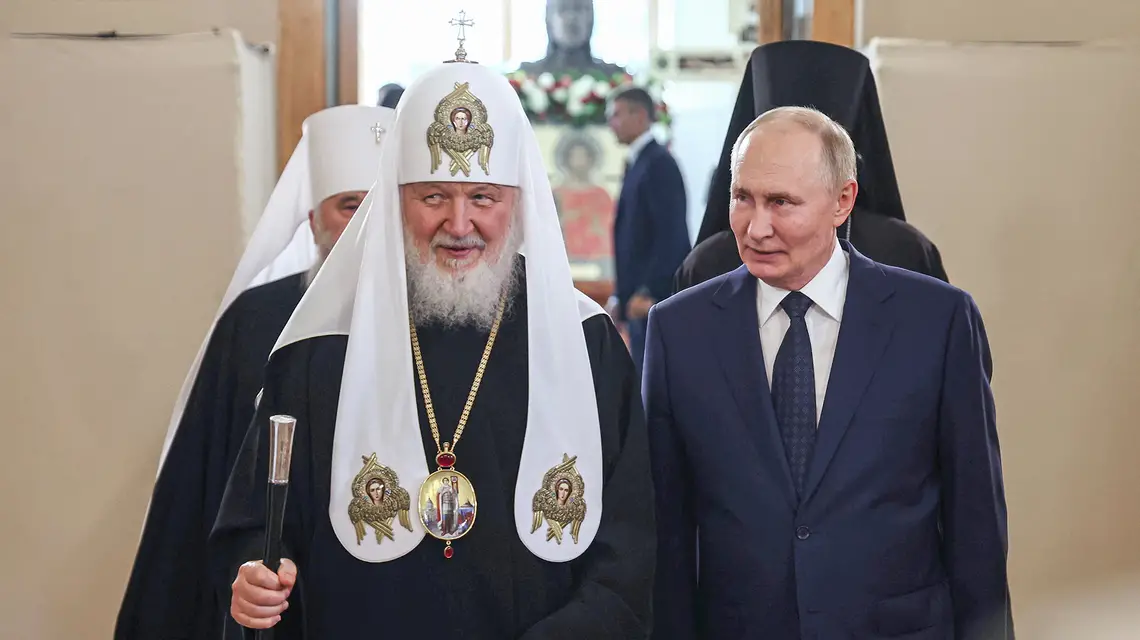Patriarcha Cyryl i Władimir Putin zwiedzają sobór Trójcy Świętej w Petersburgu. Rosja, 12 września 2024 r. // Fot. Alexander Kazakov / B&EW