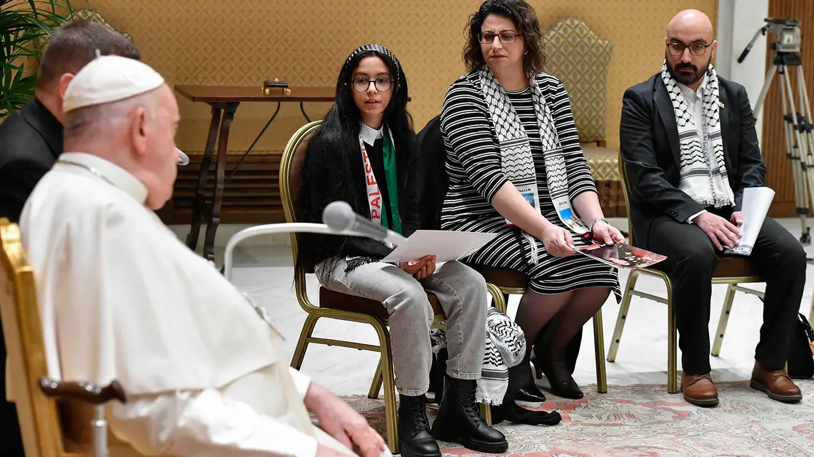 Papież Franciszek spotyka się z Palestyńczykami, których bliscy pozostali w Strefie Gazy, Watykan, 22 listopada 2023 r. // Fot. VATICAN MEDIA / AFP / EAST NEWS