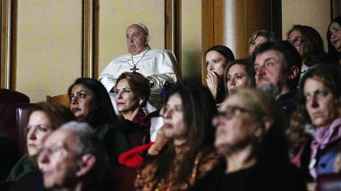 Papież Franciszek podczas projekcji filmu „Wolność w ogniu. Wojna Ukrainy o wolność”, reż. Evgeny Afineevsky, Alex Kashpur. Nowa Aula Synodalna, Watykan, październik 2023 r. // Fot. Vrancesco Sforza / Vatican Media / Forum
