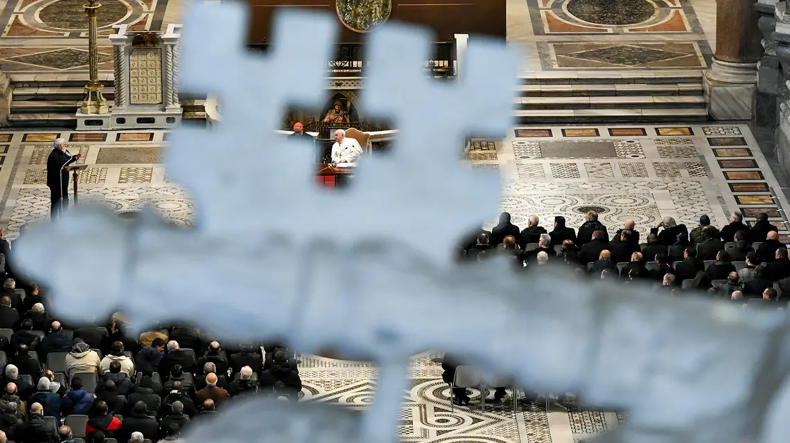 Spotkanie Franciszka z ponad 800 księżmi diecezji rzymskiej w bazylice św. Jana na Lateranie 13 stycznia 2024 r. // Fot. Vatican Media /Getty Images