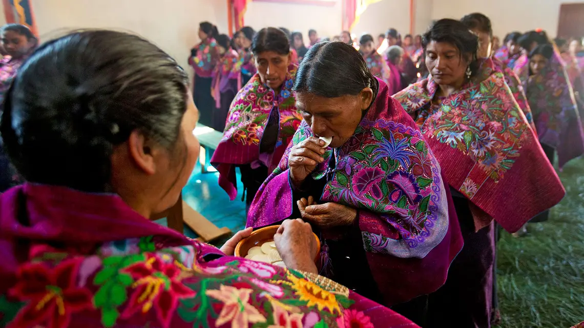 Msza św. w parafii zamieszkanej przez Tsotsil w Chajtoj, diecezja San Cristobal de las Casas, Meksyk, luty 2016 r. // Fot. Eduardo Verdugo / AP / East News