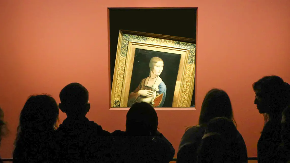 Leonardo da Vinci, Dama z gronostajem, 1489 r. Muzeum Książąt Czartoryskich w Krakowie // Fot. Jakub Porzycki / Agencja Wyborcza.pl // Montaż „TP”