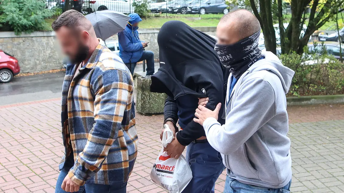 Doprowadzenie do Sądu Rejonowego w Sosnowcu księdza podejrzanego o przestępstwa seksualne na szkodę dzieci. Sosnowiec, 2 października 2024 r. // Fot. Michał Meissner / PAP