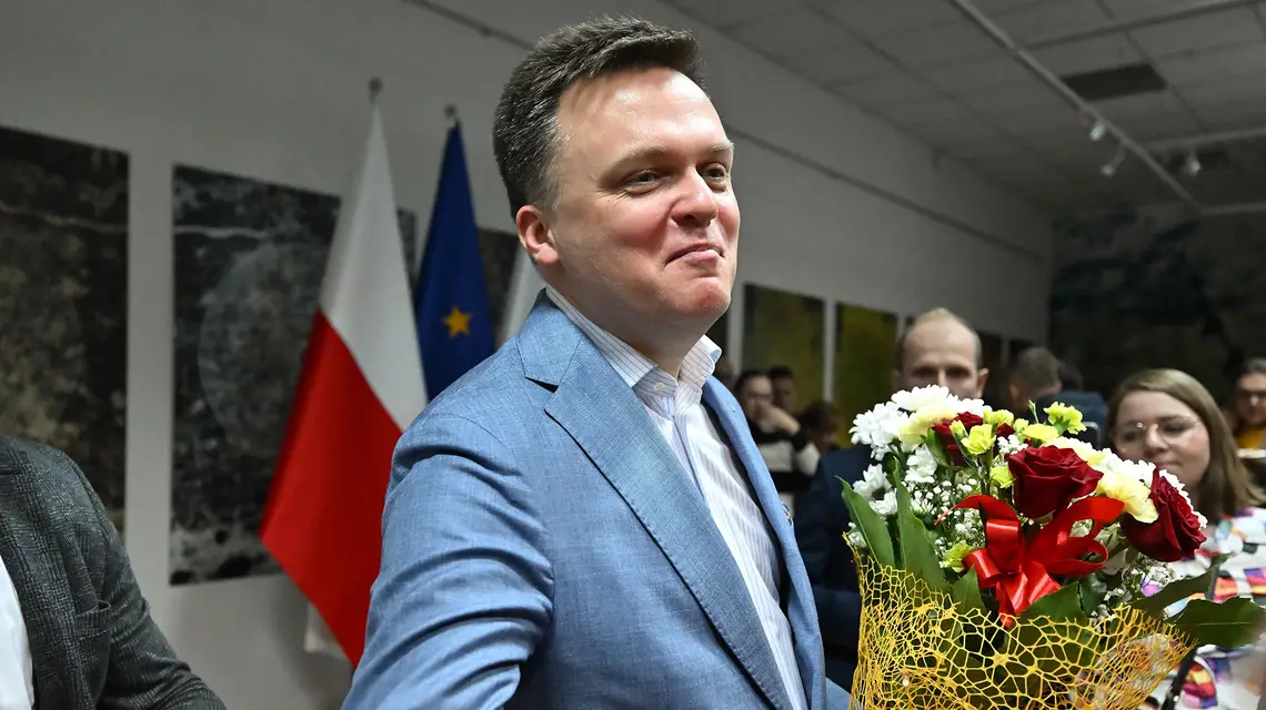 Marszałek Sejmu Szymon Hołownia po spotkaniu "Pod jedną flagą" w Jędrzejowie, gdzie ogłosił swój start w wyborach prezydenckich, 13 listopada 2024 r. // Fot. Piotr Polak / PAP