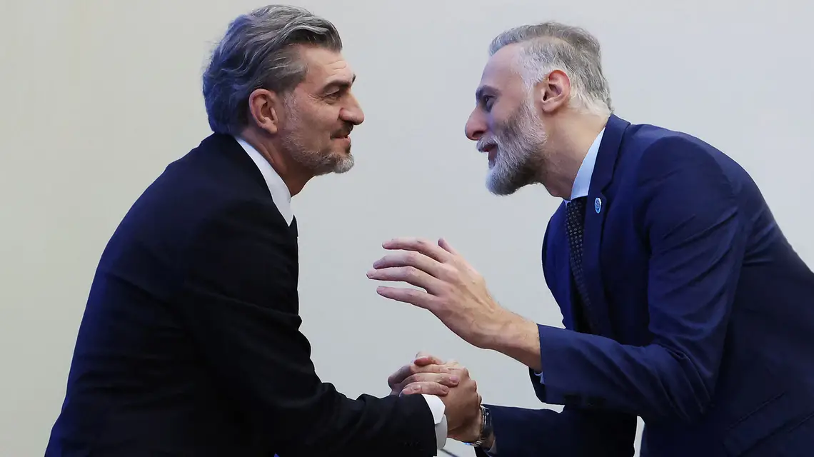 Micheil Kawelaszwili (z lewej), były piłkarz a obecnie kandydat na prezydenta Gruzji, przyjmuje gratulacje od swoich partyjnych kolegów z Gruzińskiego Marzenia, Tbilisi, listopad 2024 r. // Fot. Gruzińskie Marzenie / AFP / East News