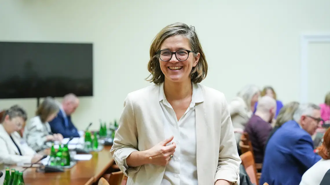 Magdalena Biejat podczas obrad komisji sesjmowej w sprawie wolnej Wigilii. Warszawa, 18 listopada 2024 r. // Fot. Marysia Zawada / Reporter