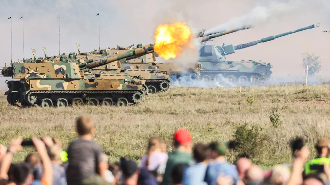 Armatohaubice K9 Thunder podczas pokazu uzbrojenia w Ośrodku Szkolenia Wojsk Lądowych w Bemowie Piskim. 17 września 2023 r. // Fot. Wojciech Olkuśnik / East News