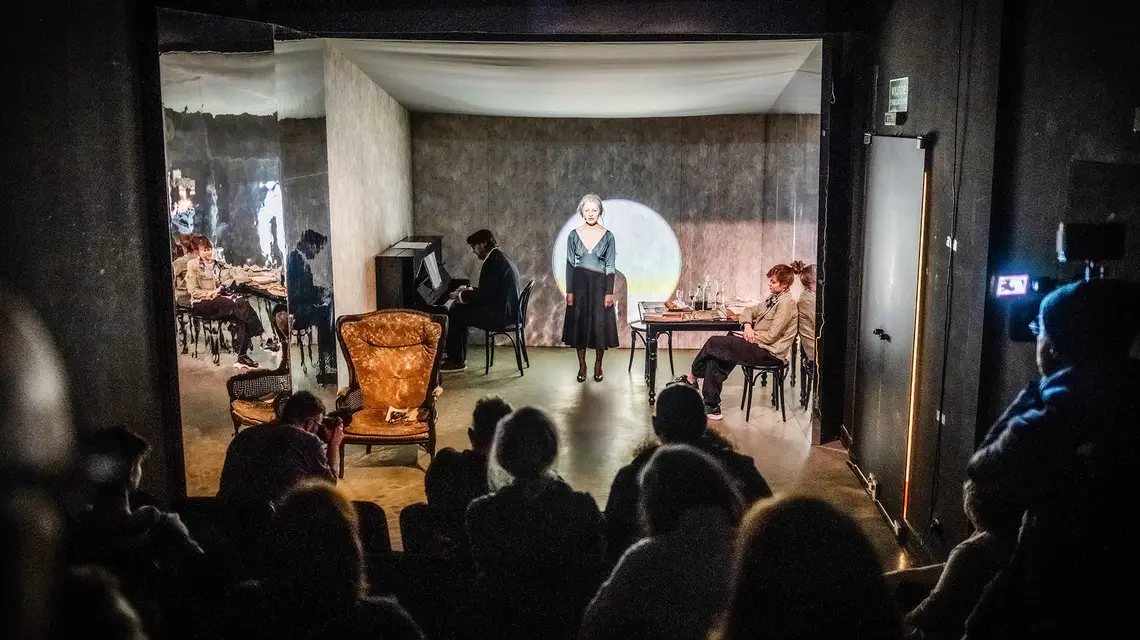 Próba spektaklu "Wiera Gran", reż. Damian Josef Neć. Grudzień 2024 r. // Fot. M. Zakrzewski / Materiały prasowe teatru