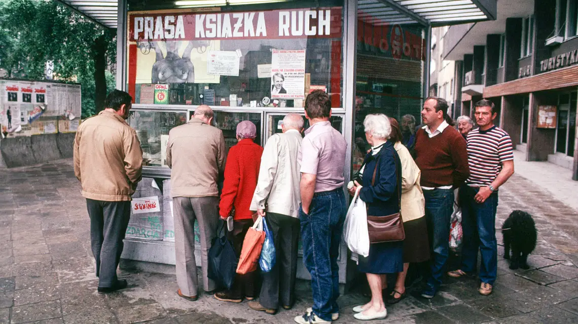 Kolejka przed kioskiem Ruchu. Warszawa, czerwiec 1989 r. // Fot. Chris Niedenthal / Forum