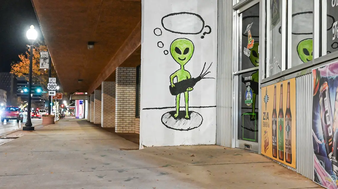 Graffiti z kosmitą na ulicy w centrum Roswell. 26 października 2020 r. // Fot. Jan Radomski