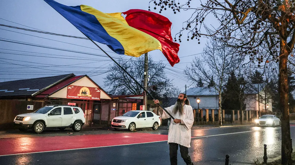 RUMUNIA. Zwolennik Călina Georgescu, który dzięki kampanii na TikToku wszedł do II tury wyborów prezydenckich. Sąd Konstytucyjny je anulował, w 2025 r. kraj czeka ich powtórka. Wieś Mogoșoaia, 8 grudnia 2024 r. // Fot. Louisa Gouliamaki / Reuters / Forum
