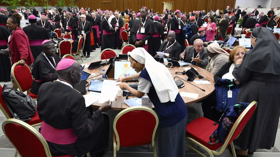 Obrady synodu biskupów, w których po raz pierwszy na równych prawach uczestniczyli katolicy świeccy, w tym kobiety. Druga sesja plenarna, Watykan, październik 2024 r. // Fot. Hans Lucas / CPP / AFP / East News