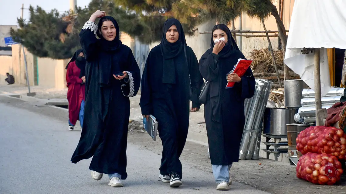 Afgańskie kobiety na ulicy w Mazar-i-Sharif. Afganistan, 4 grudnia 2024 r. // Fot. Atif Aryan / AFP / East News