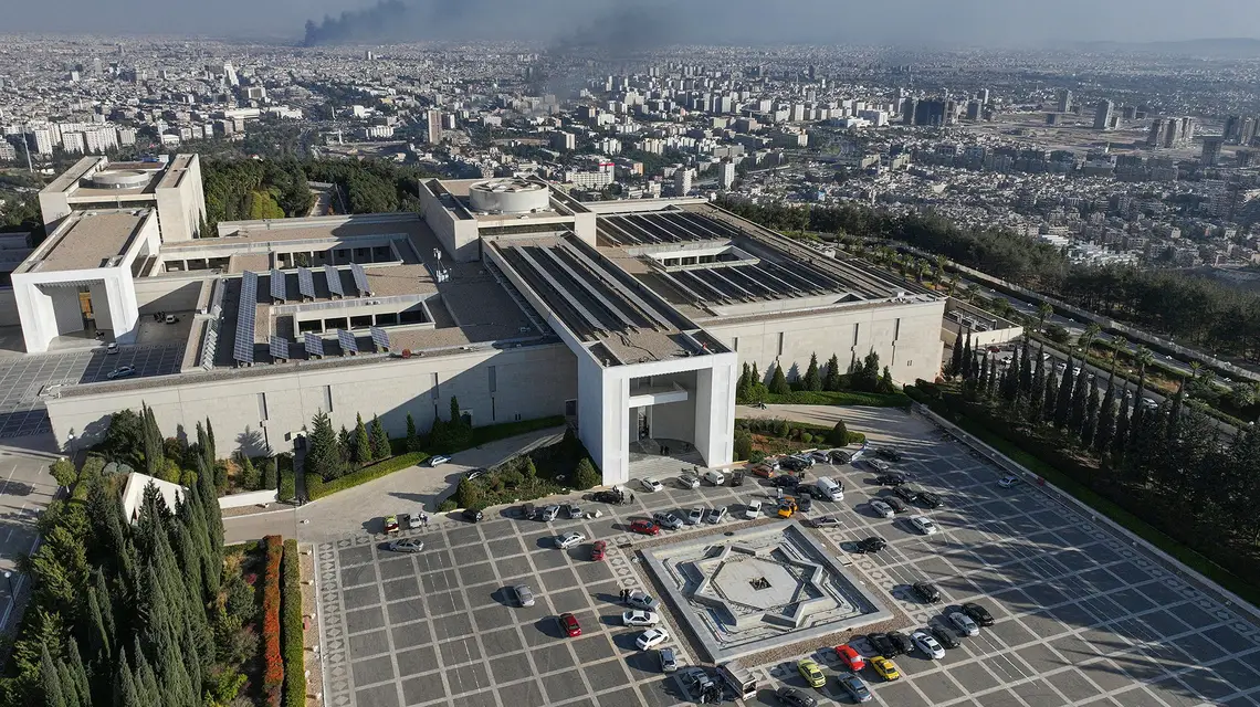 Widok na syryjski pałac prezydencki w Damaszku, po tym, jak rebelianci ogłosili, że zdobyli stolicę Syrii . 8 grudnia 2024 r. // Fot. Omar Haj Kadour / AFP / East News