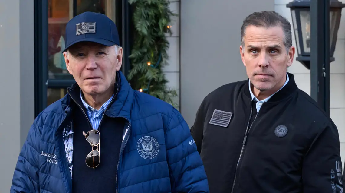  Joe Biden z synem Hunterem Bidenem, Nantucket w stanie Massachusetts. 29 listopada 2024 r. / FOT. MANDEL NGAN/AFP/East News