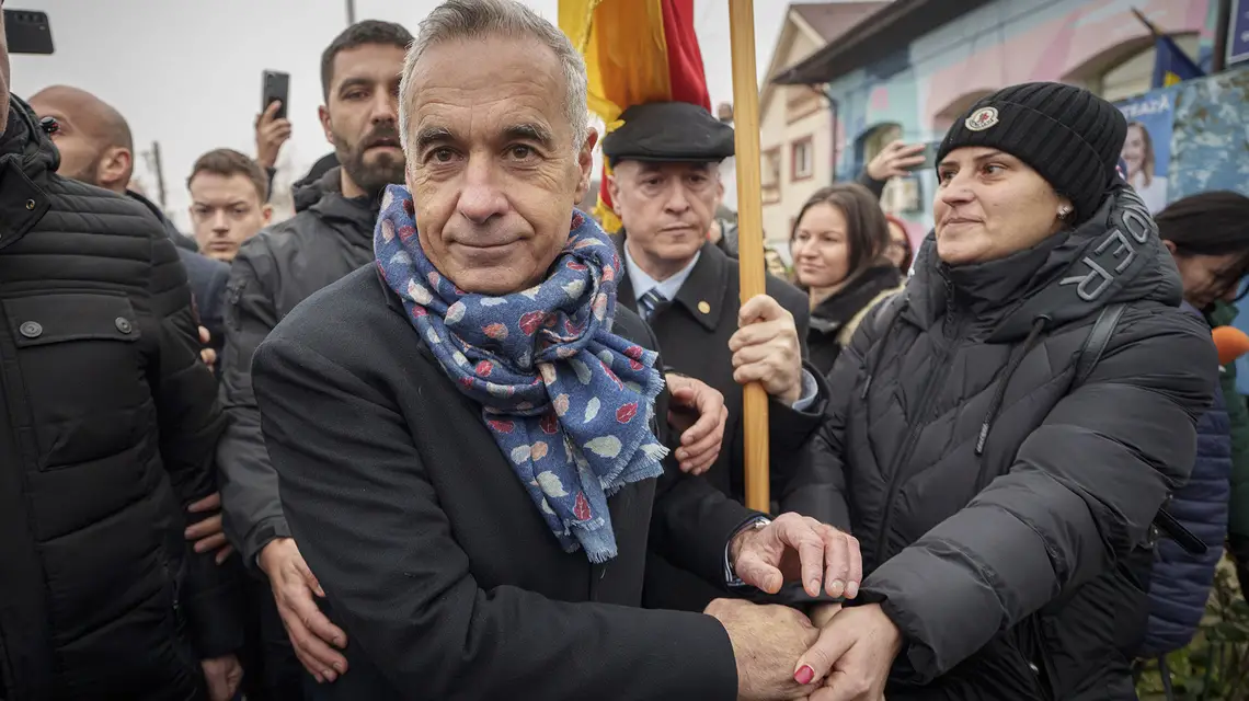 Călin Georgescu, kandydat na prezydenta Rumunii, po anulowaniu przez Sąd Konstytucyjny pierwszej tury wyborów. Mogoșoaiam, 8 grudnia 2024 r. // Fot. Vadim Ghirda / AP / East News