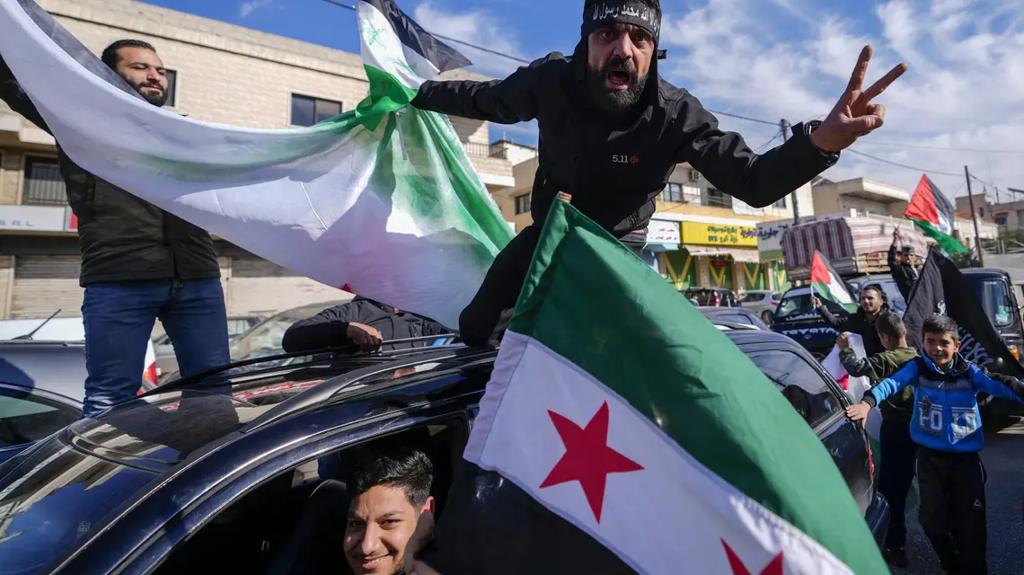Syryjczycy w mieście Bar Elias w Libanie świętują upadek Asada, 8 grudnia 2024 r. / Fot. Hassan Ammar / Associated Press / East News