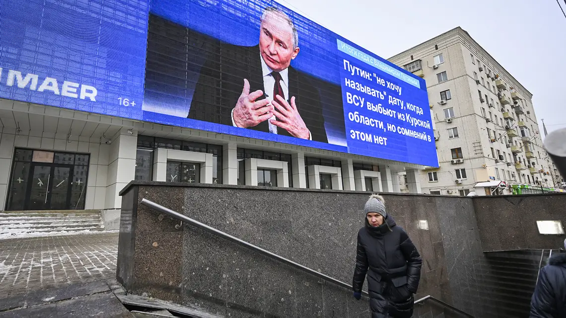 Uliczna transmisja dorocznej konferencji prasowej Władimira Putina. Moskwa, 19 grudnia 2024 r. // Dmitry Serebryakov / AP / East News