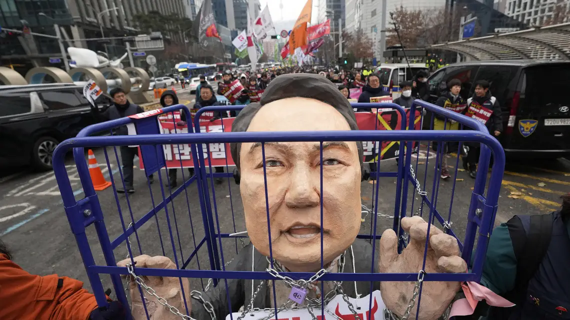 Manifestanci domagają się aresztowania prezydenta Yoon Suk-yeola, napis głosi „Przywódca rebelii”, Seul, 21 grudnia 2024 r. / Ahn Young-joon/Associated Press/East News