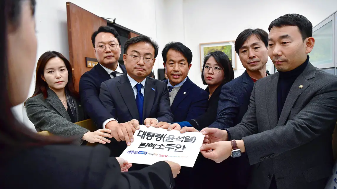 Przywódcy opozycji składają wniosek o impeachment prezydenta Korei Południowej Yoon Suk-yeola w Zgromadzeniu Narodowym. Seul, 4 grudnia 2024 r. // Fot. Yonhap / AFP / East News