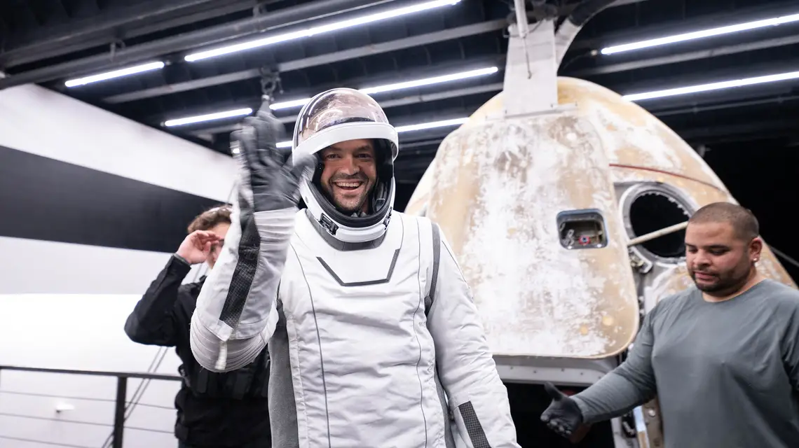 Jared Isaacman przed kapsułą Dragon. 15 września 2024 r. // Fot. Polaris Program / AFP / East News