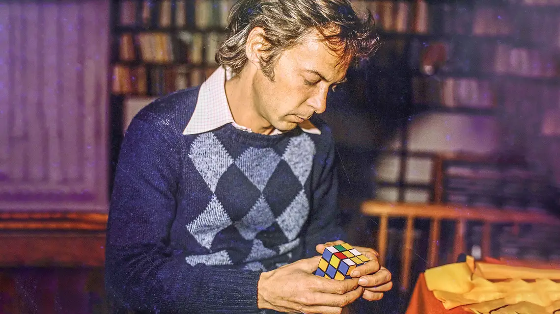 Ernő Rubik ze swą „magiczną kostką”, Budapeszt połowa lat 70. XX wieku // Fot. Fortepan / Z archiwum autora