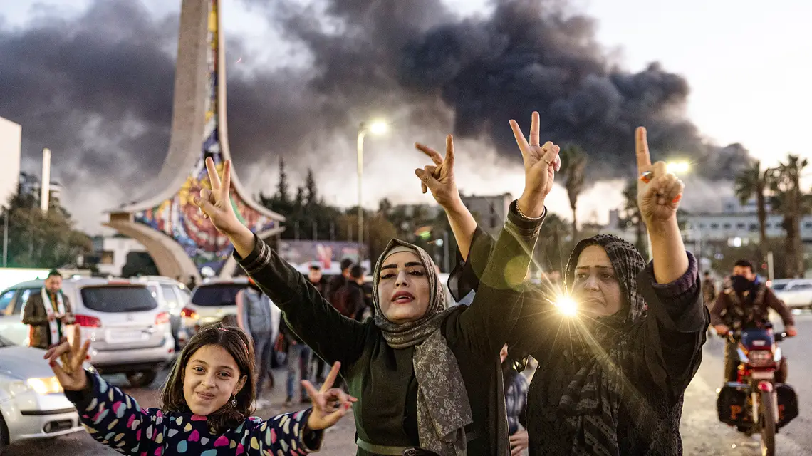 Radość obywateli Syrii po upadku Asada. Damaszek, 8 grudnia 2024 r. // Fot. Ugur Yildirim / Getty Images