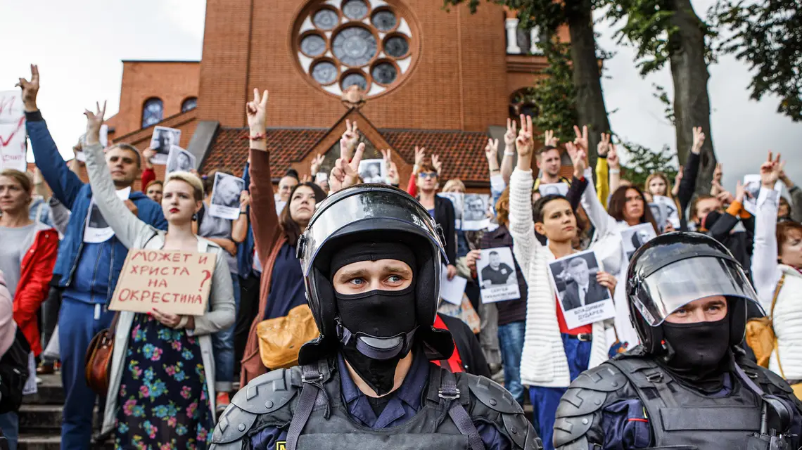 Demonstranci na stopniach „czerwonego kościoła” w Mińsku, 27 sierpnia 2020 r. Dwa lata później świątynia została zamknięta pod pretekstem pożaru. // Fot. Dasha Sapranetskaya / AP / East News