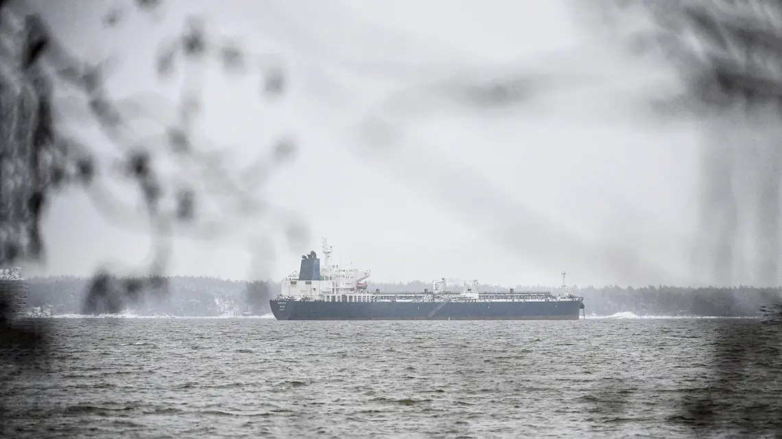 Tankowiec „Eagle S” zakotwiczony w pobliżu portu Kilpilahti podejrzany jest o zakłócenie połączenia elektrycznego Finlandia-Estonia 25 grudnia 2024. Zatoka Fińska, 7 stycznia 2025 r. // Fot. Antti Aimo-Koivisto / Imago / East News
