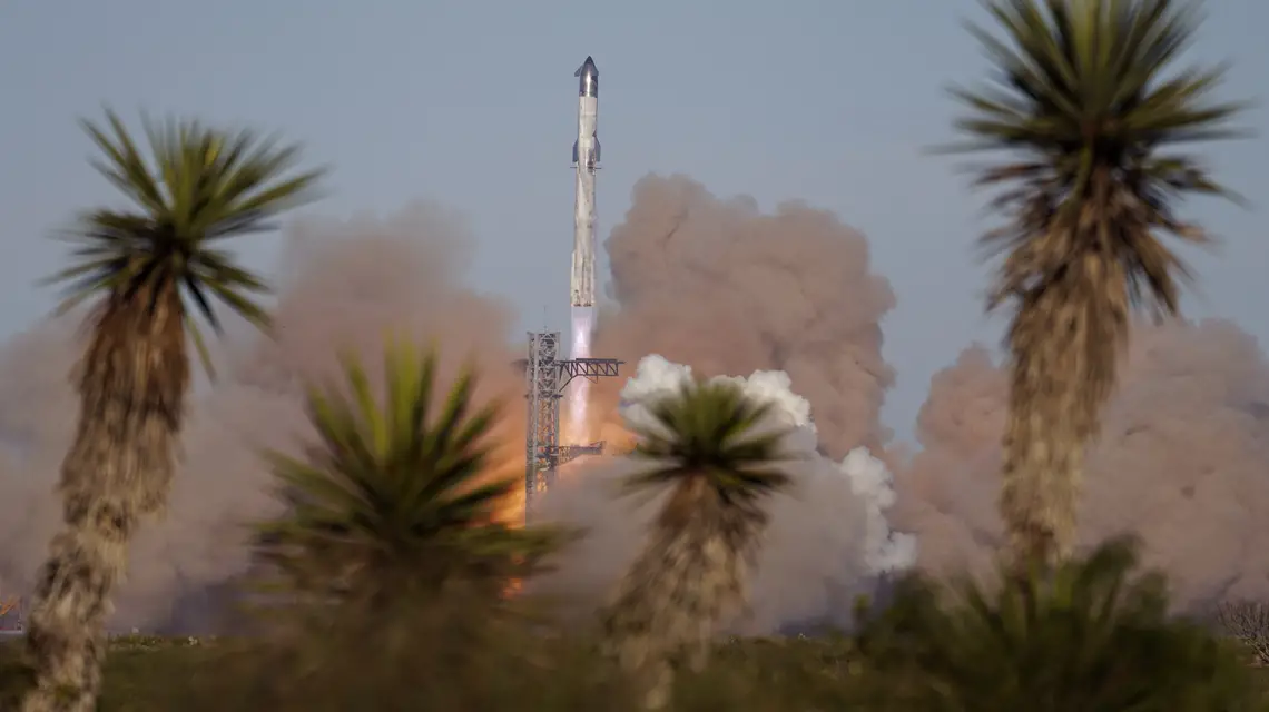 Kosmiczny wyścig miliarderów. Elon Musk i Jeff Bezos walczą o coś więcej niż pieniądze. Siódmy start testowy rakiety Starship. Starbase w Boca Chica w Teksasie, 16 stycznia 2025 r. // fot. Eric Gay / AP Photo