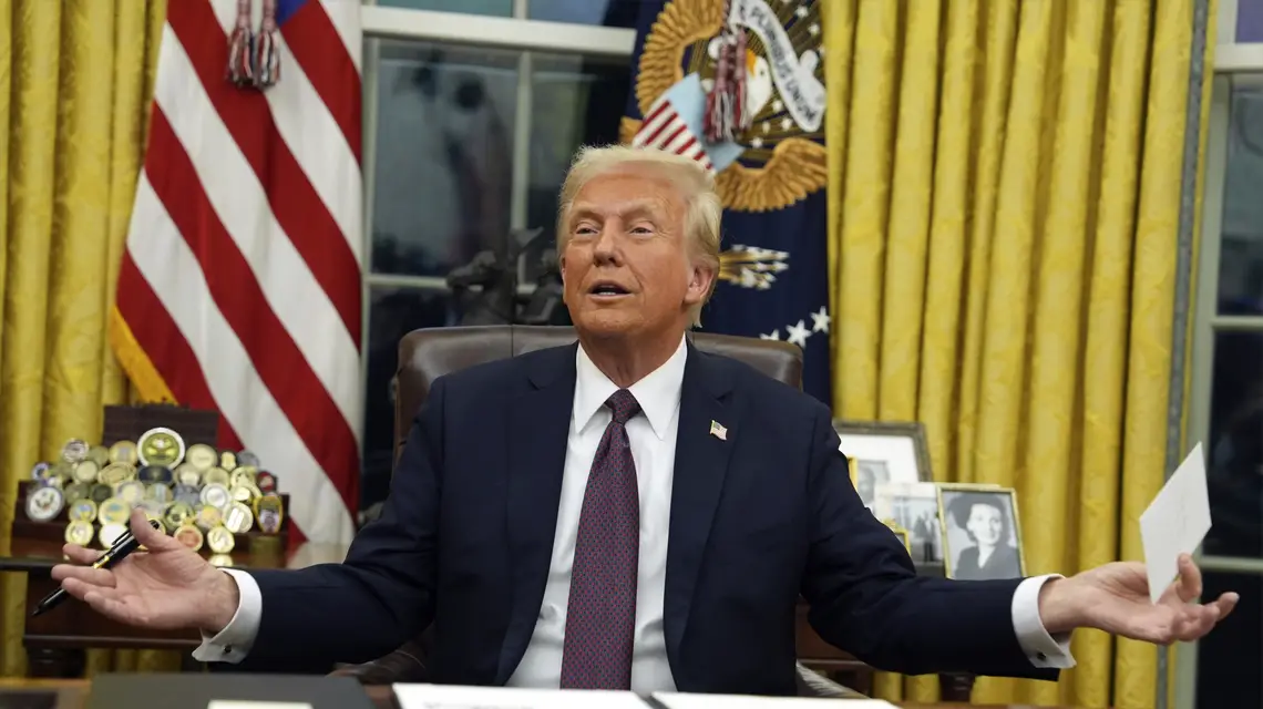 Prezydent Donald Trump w dniu inauguracji trzyma na biurku list, który zostawił mu były prezydent Joe Biden, Gabinet Owalny Białego Domu, 20 stycznia 2025 r.