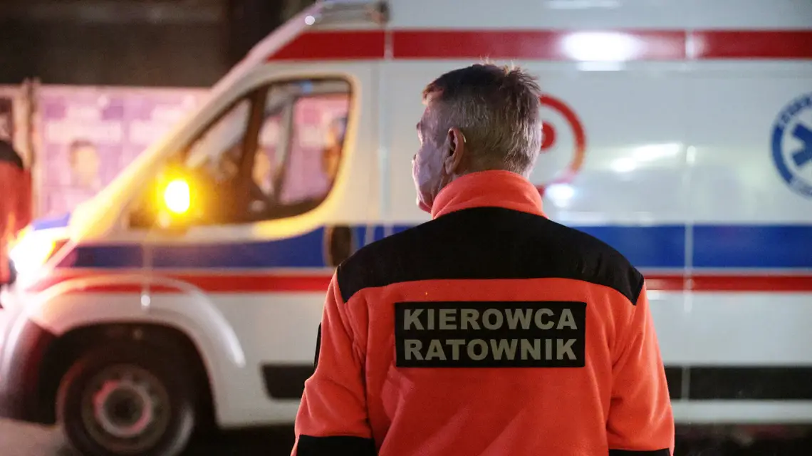 27 stycznia o godzinie 17.00 ratownicy medyczni w całej Polsce oddali hołd zamordowanemu koledze z Siedlec, na zdjęciu ratownik z Warszawy / Fot. Mateusz Grochocki/East News