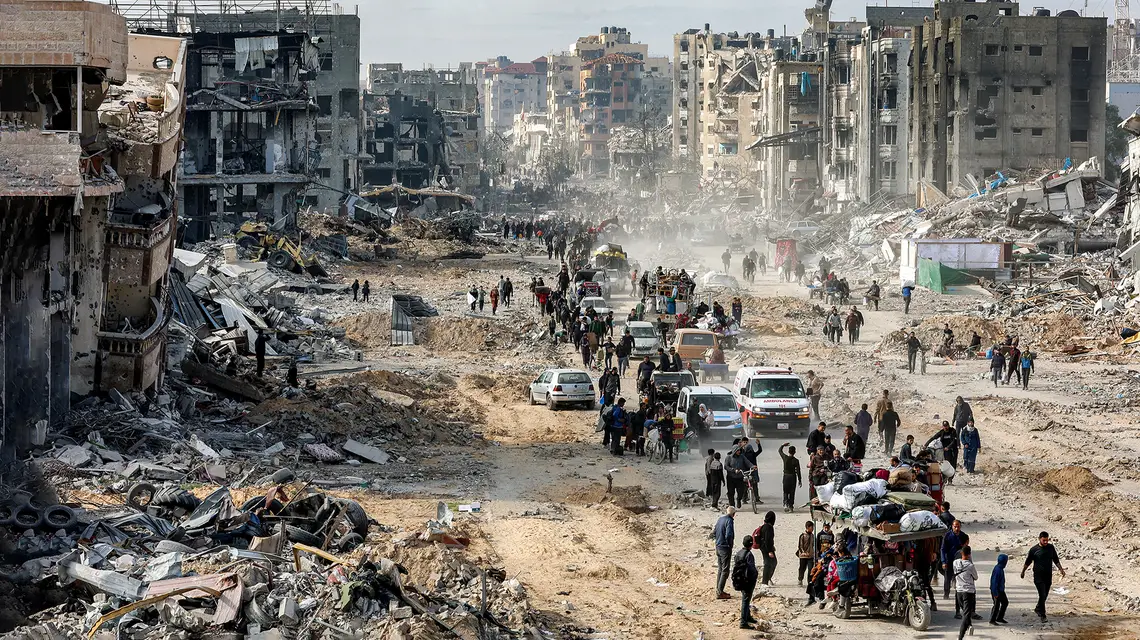 Palestyńczycy wracają do ruin miasta Dżabalija w północnej części Gazy, 20 stycznia 2025 r. // Fot. Omar Al-Qattaa / AFP / East News