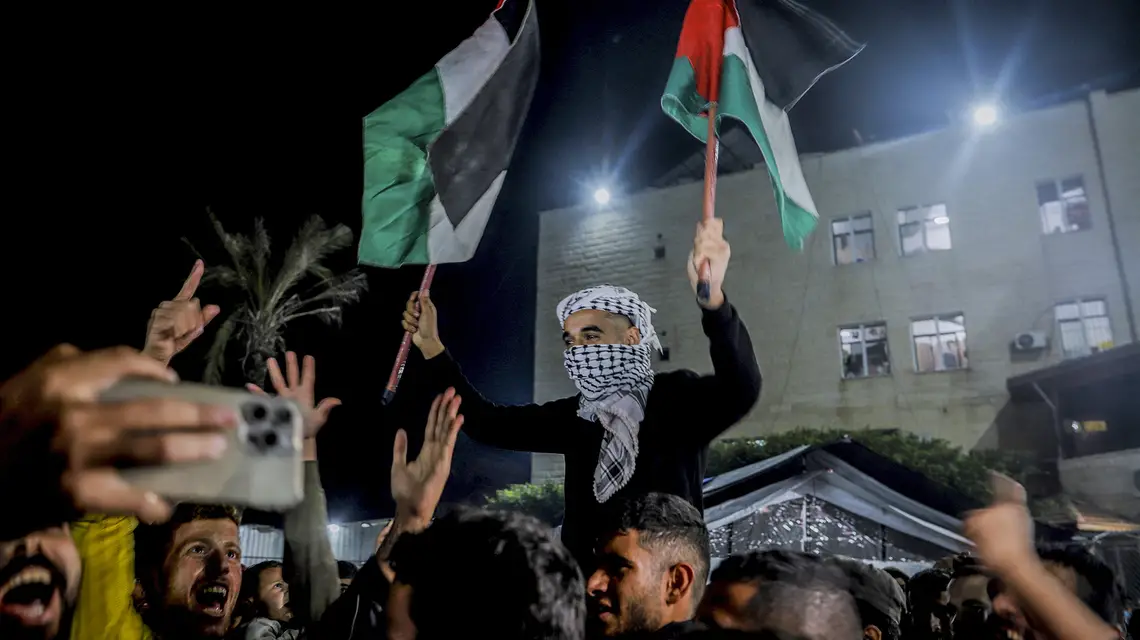 Palestyńczycy świętują zapowiedź porozumienia o zawieszeniu broni między Izraelem a Hamasem. Strefa Gazy, 15 stycznia 2025 r. // Fot. Middle East Images / AFP / East News