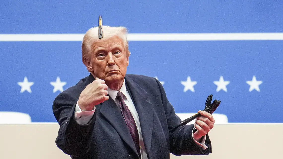 Donald Trump rzuca pisakami po podpisaniu dekretów wykonawczych podczas parady inauguracyjnej w hali Capital One Arena. Waszyngton, 20 stycznia 2025 r. // Fot. Christopher Furlong / Getty Images